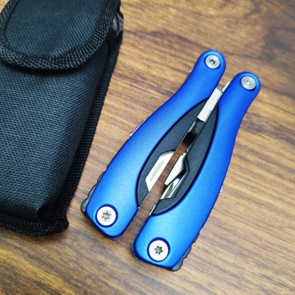 Мультитул 9в1 с плоскогубцами универсальный / Туристический мультиинструмент в чехле / Швейцарский нож карманный